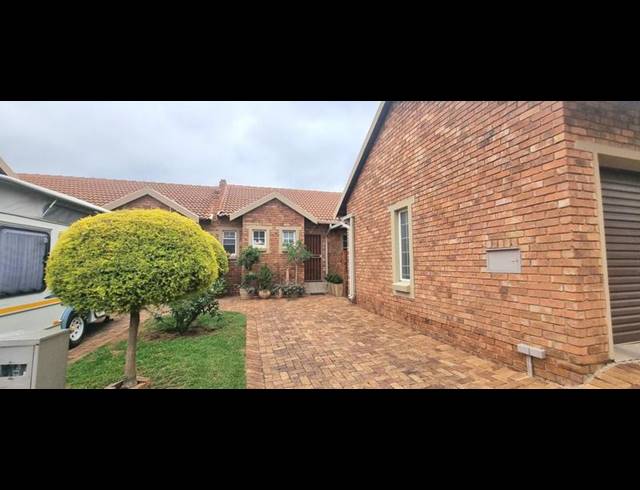 2 BEDROOM TOWNHOUSE FOR SALE IN AMBERFIELD